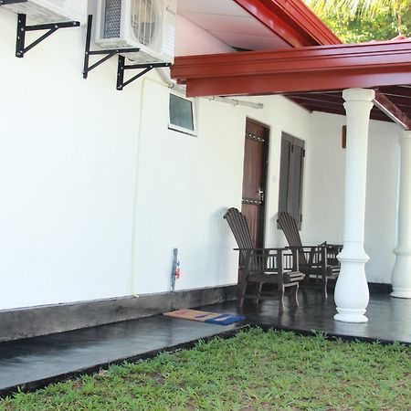 Sooriya Sewana Guest House Banduramulla ภายนอก รูปภาพ